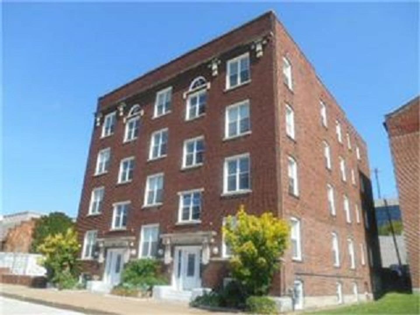 Davenport Apartment: 108 W 5th Street