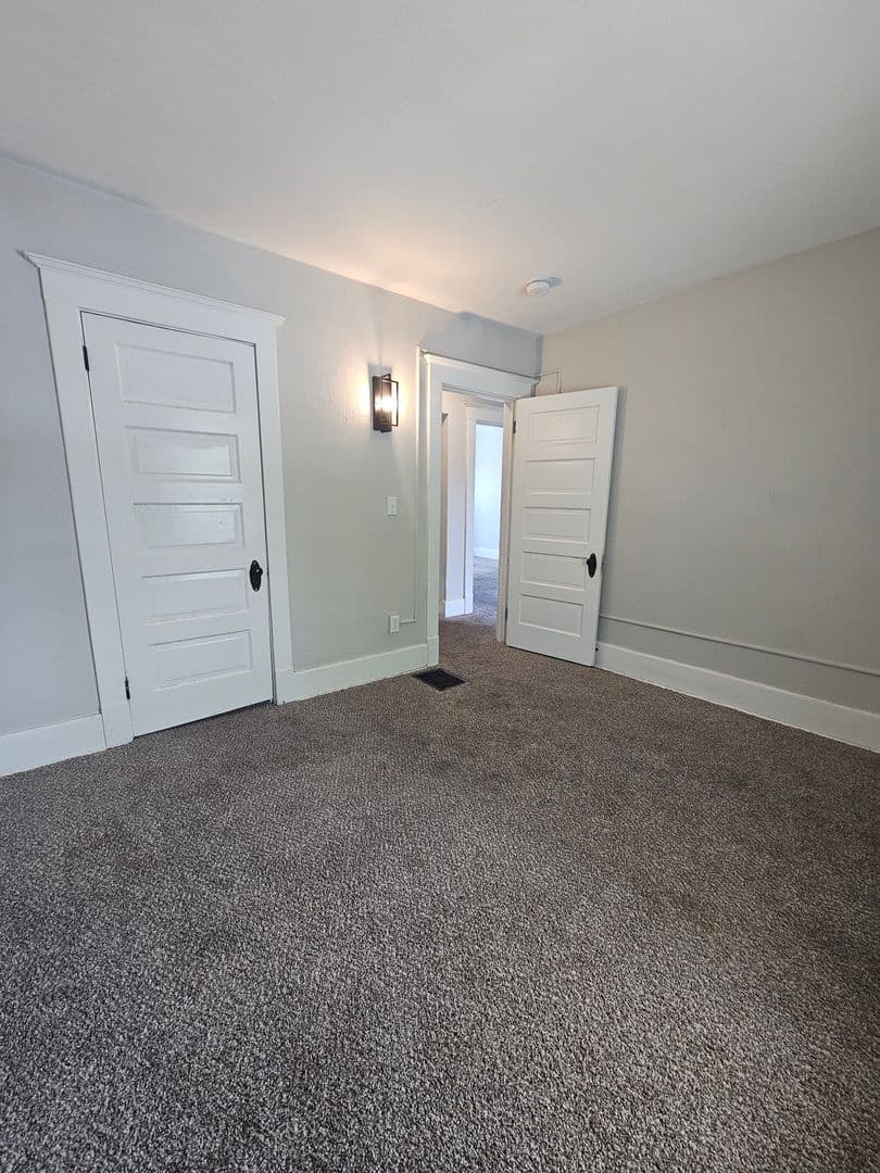 Davenport Apartment: 1502 W Pleasant St.