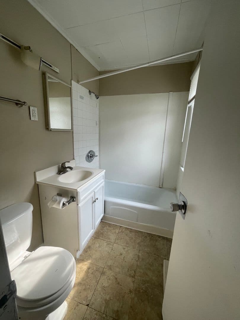 Rock Island Apartment: 2824 8th Ave.