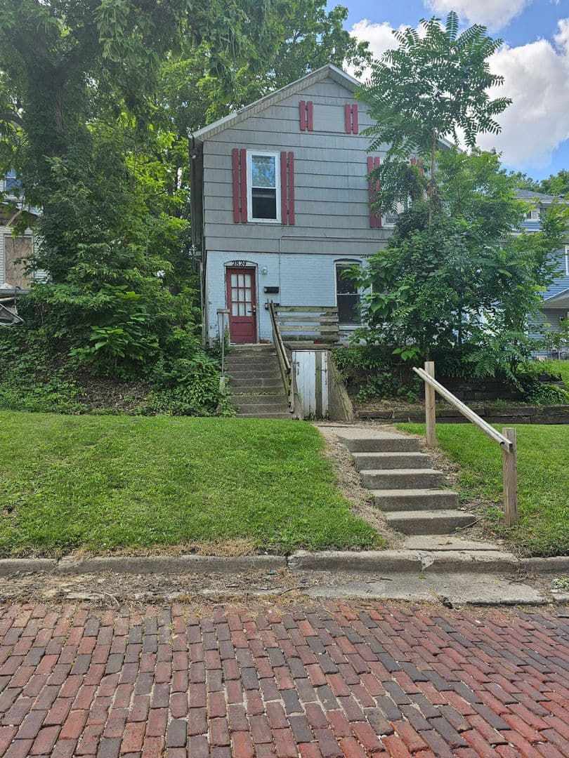 Rock Island Apartment: 2824 8th Ave.