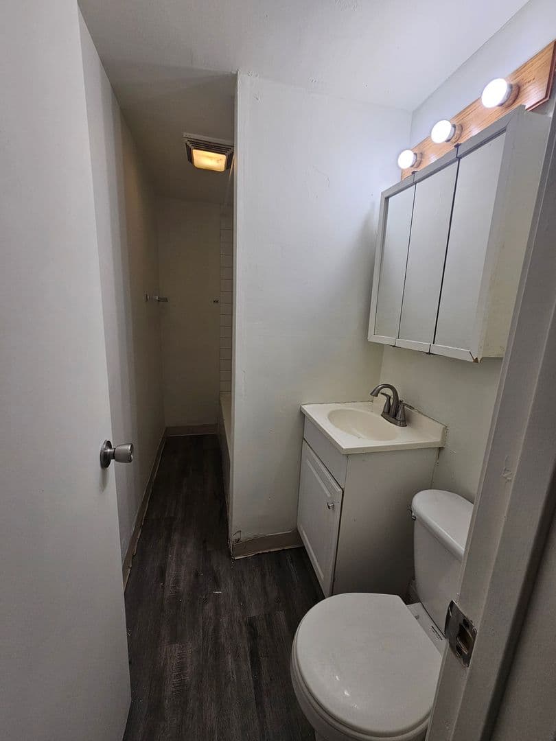 Rock Island Apartment: 2824 8th Ave.