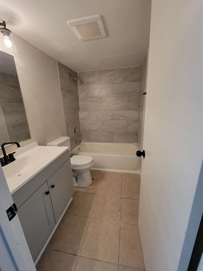 Davenport Apartment: 3528 Heatherton Drive