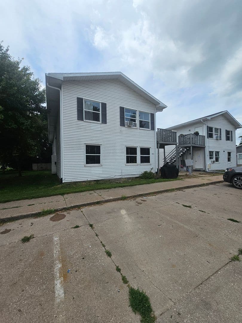 Aledo Apartment: 804 SW 4th St.