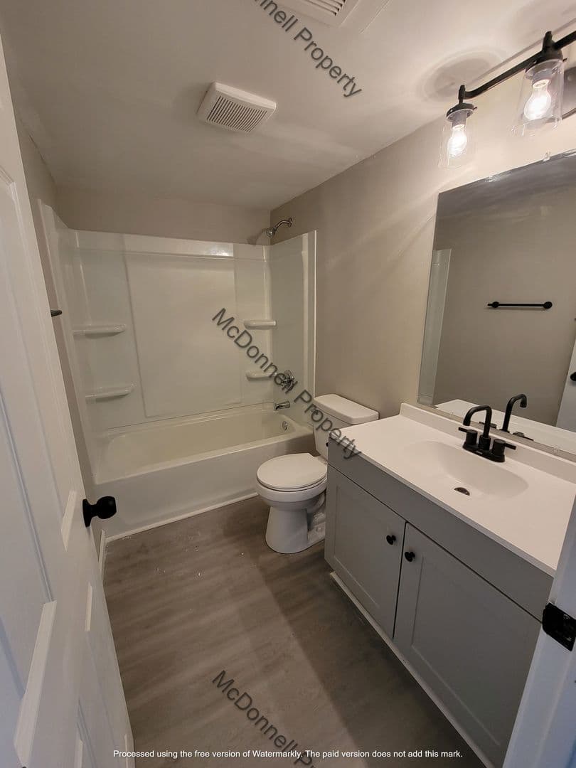 Davenport Apartment: 3528 Heatherton Drive