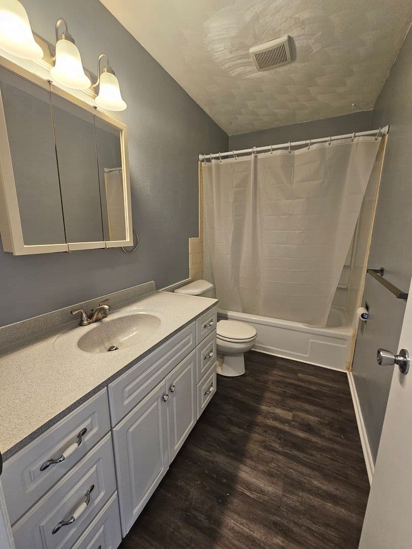 Davenport Apartment: 644 W 63rd Street