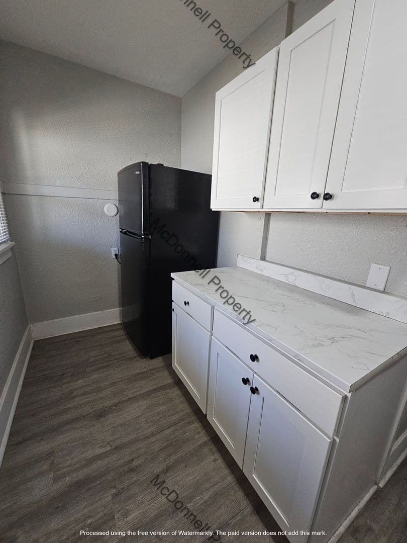 Davenport Apartment: 2042-2046 W 4th St.