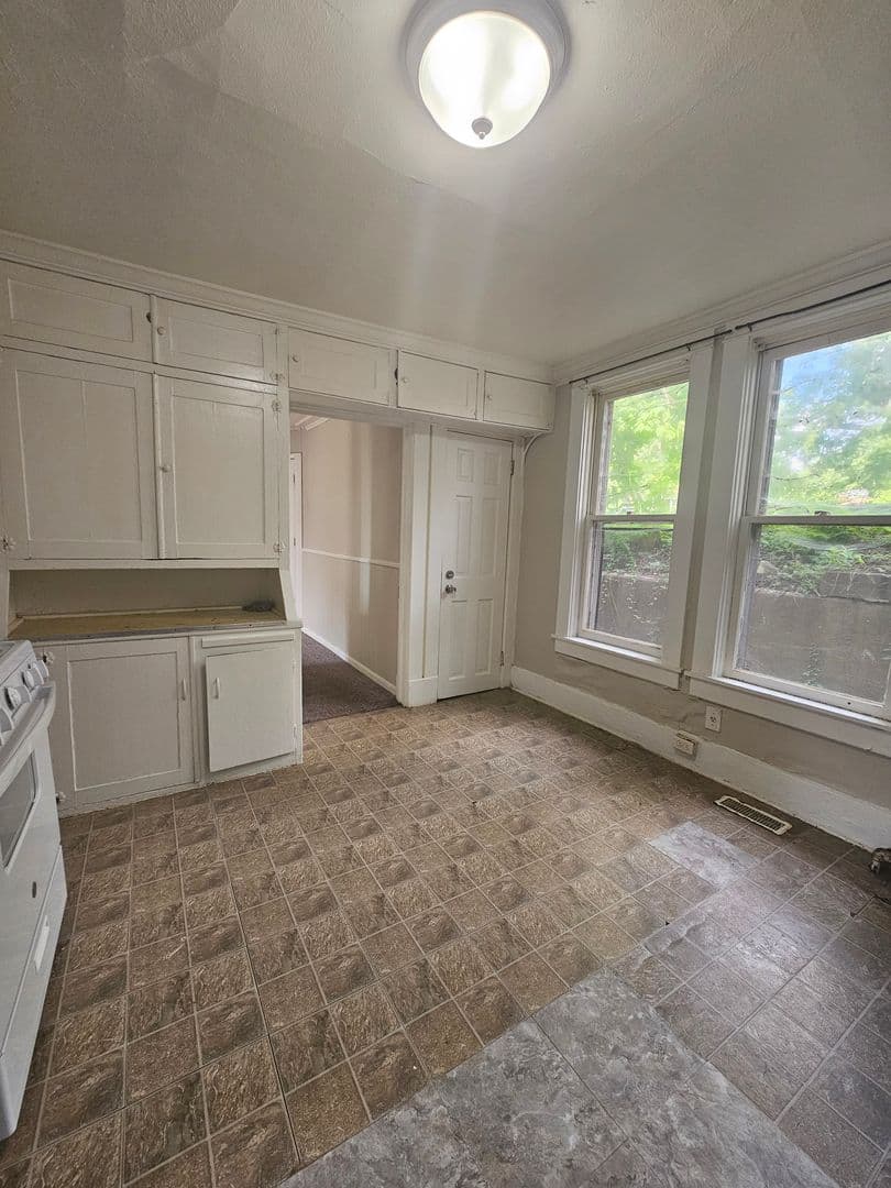 Rock Island Apartment: 2824 8th Ave.