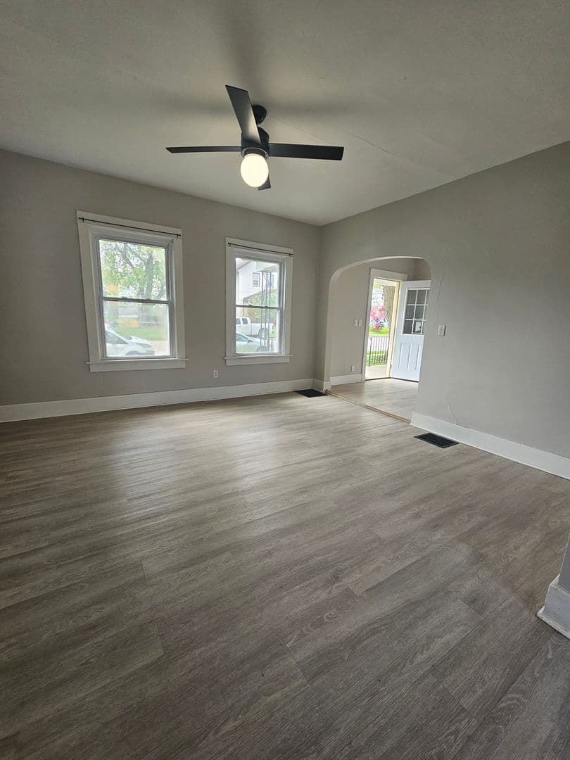 Davenport Apartment: 1502 W Pleasant St.