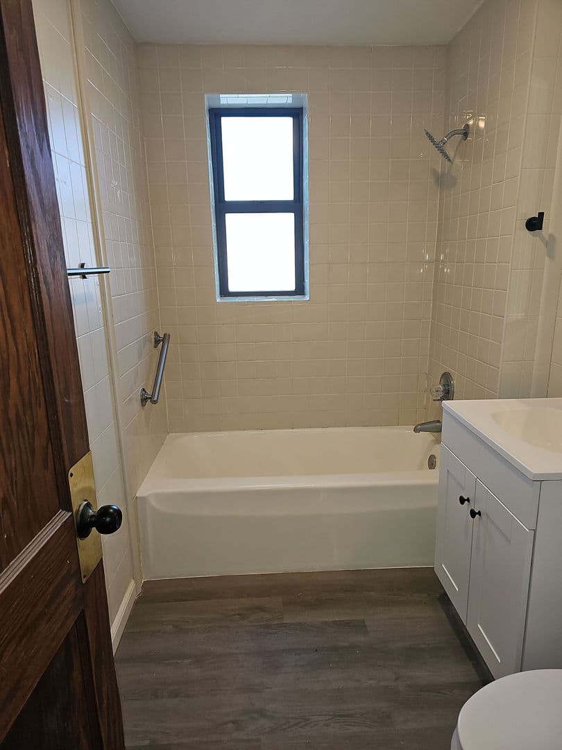 Davenport Apartment: 1011 Bridge Ave. - 1212 E 10th St.