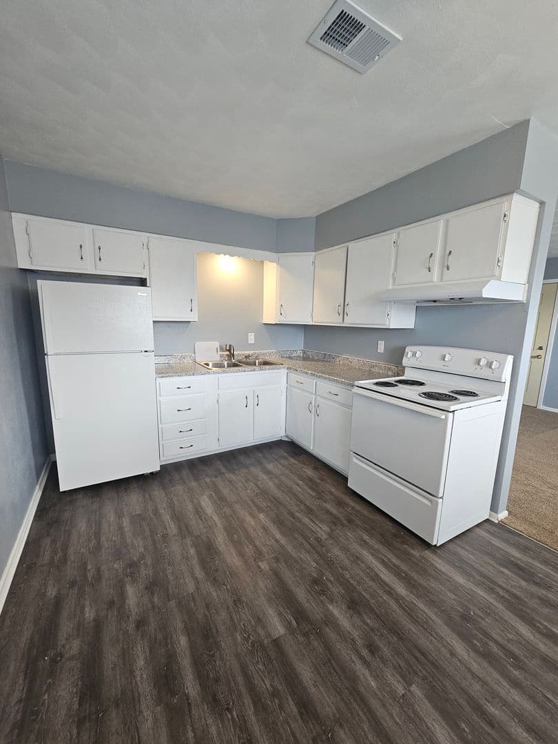Davenport Apartment: 644 W 63rd Street