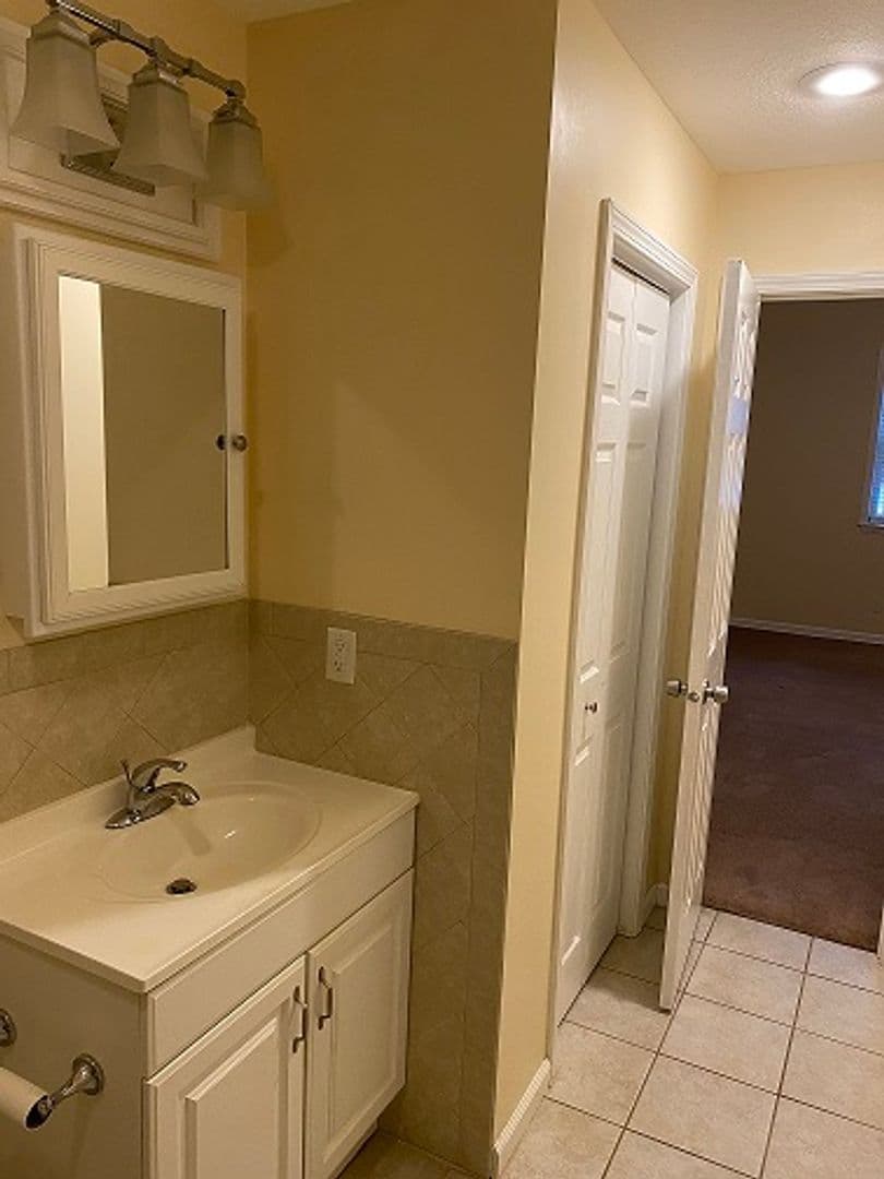 Davenport Apartment: 108 W 5th Street