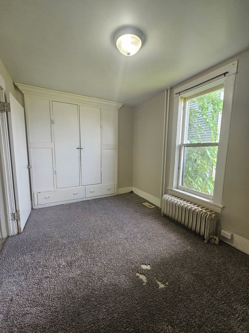 Rock Island Apartment: 2824 8th Ave.