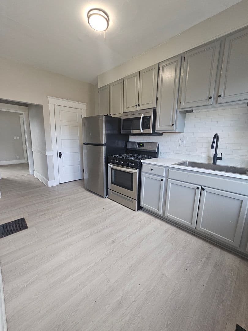 Davenport Apartment: 1502 W Pleasant St.
