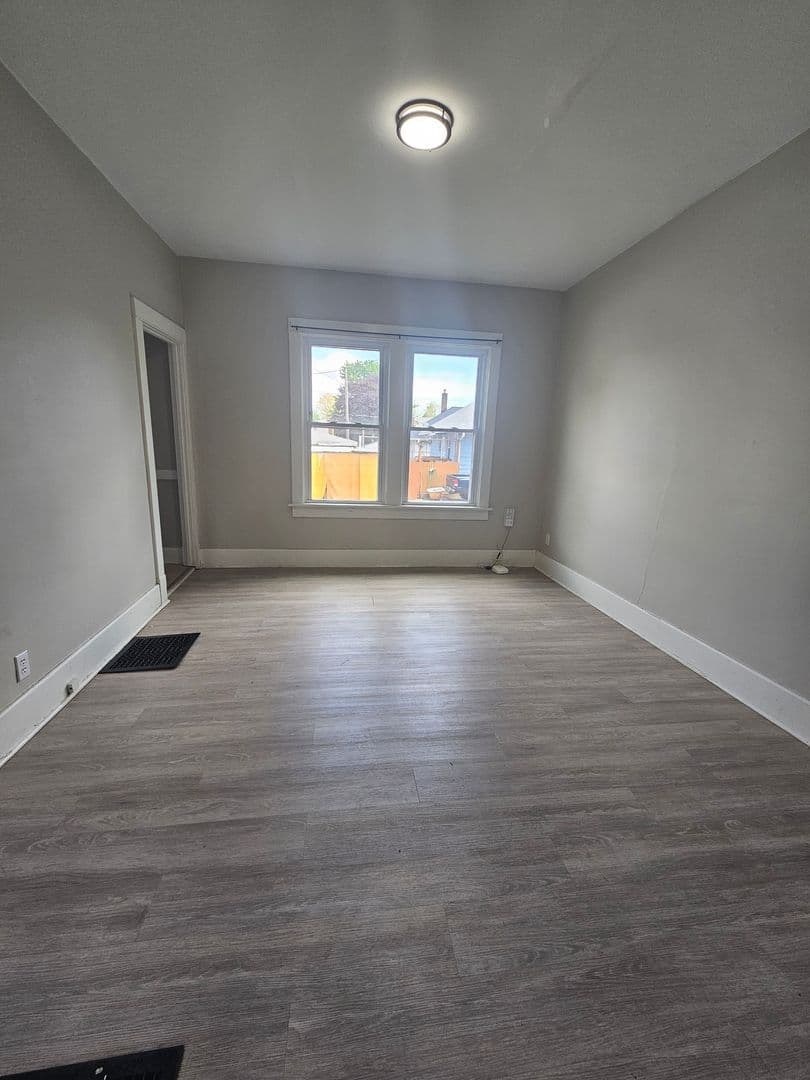 Davenport Apartment: 1502 W Pleasant St.