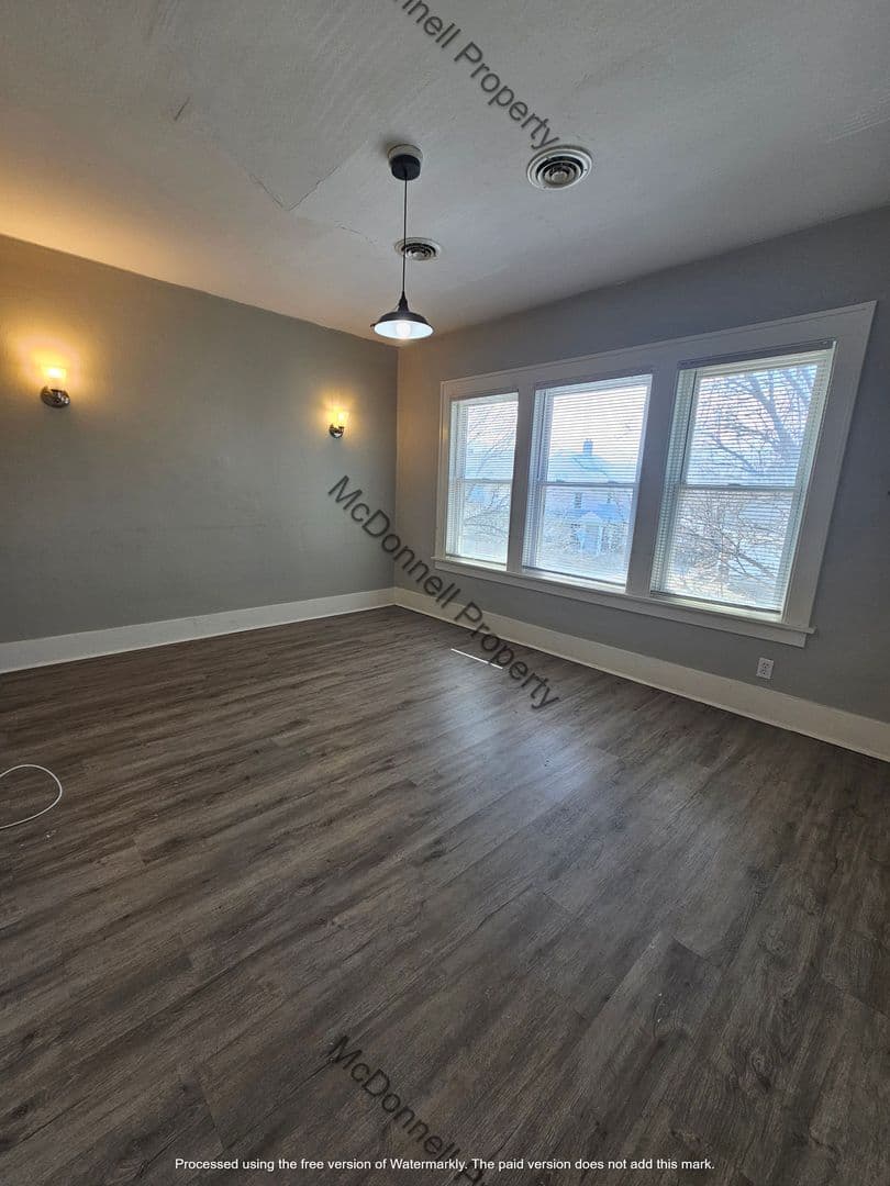 Davenport Apartment: 2042-2046 W 4th St.