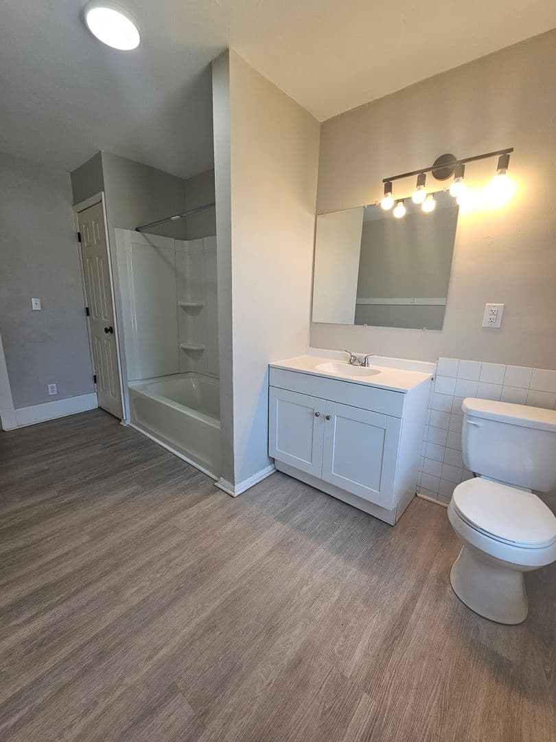 Davenport Apartment: 1502 W Pleasant St.