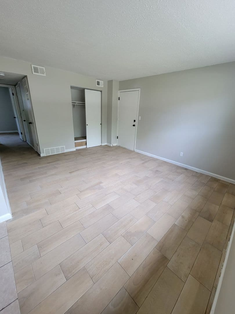 Davenport Apartment: 3528 Heatherton Drive