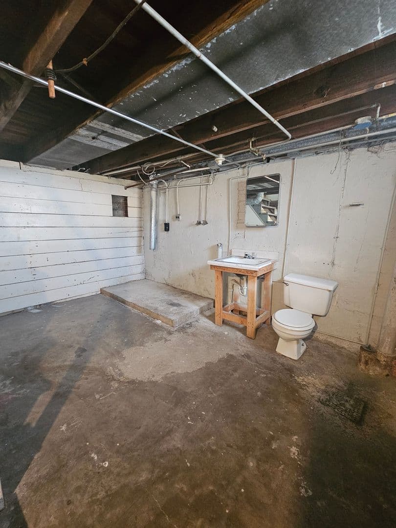 Davenport Apartment: 1502 W Pleasant St.