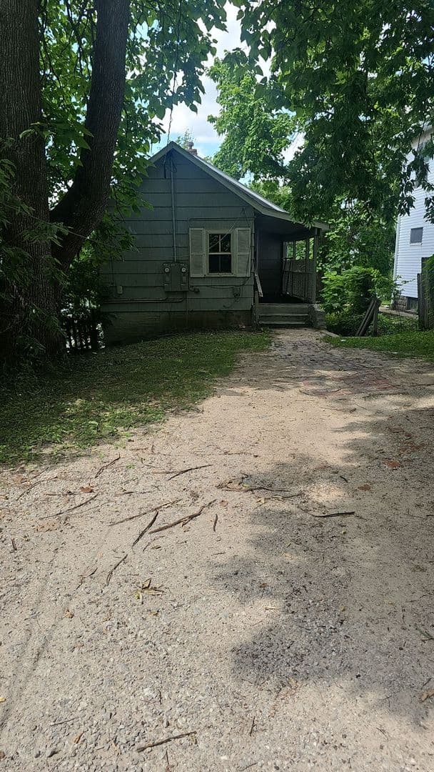 Rock Island Apartment: 2824 8th Ave.