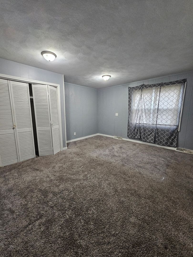 Davenport Apartment: 313 E Locust Street