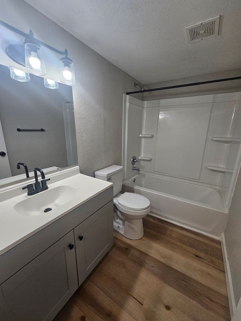 Davenport Apartment: 3424 Heatherton Drive