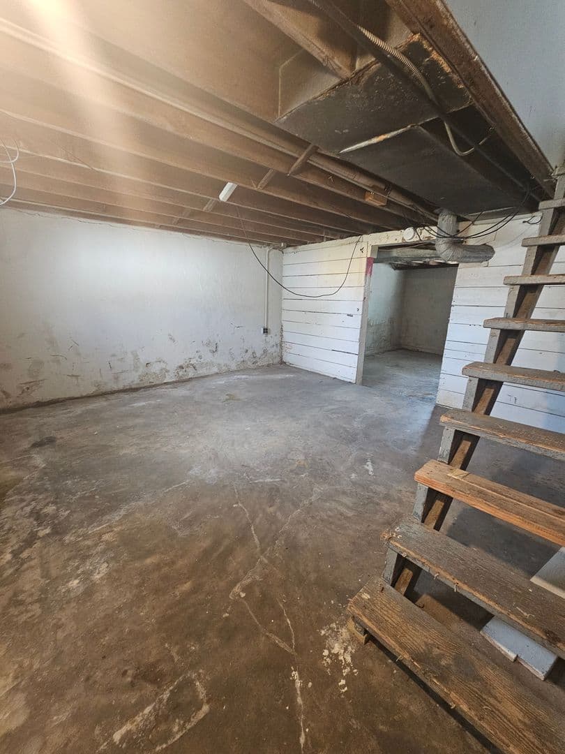 Davenport Apartment: 1502 W Pleasant St.