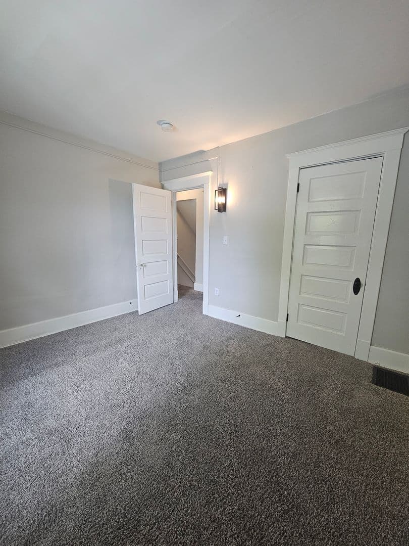Davenport Apartment: 1502 W Pleasant St.