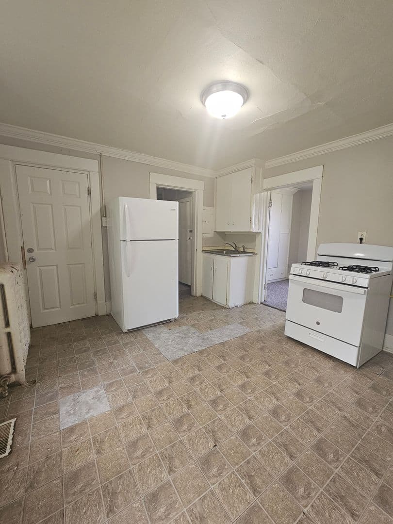 Rock Island Apartment: 2824 8th Ave.