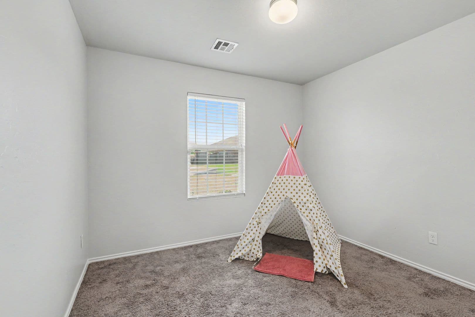 Mustang House: 1007 N Deer Court Way