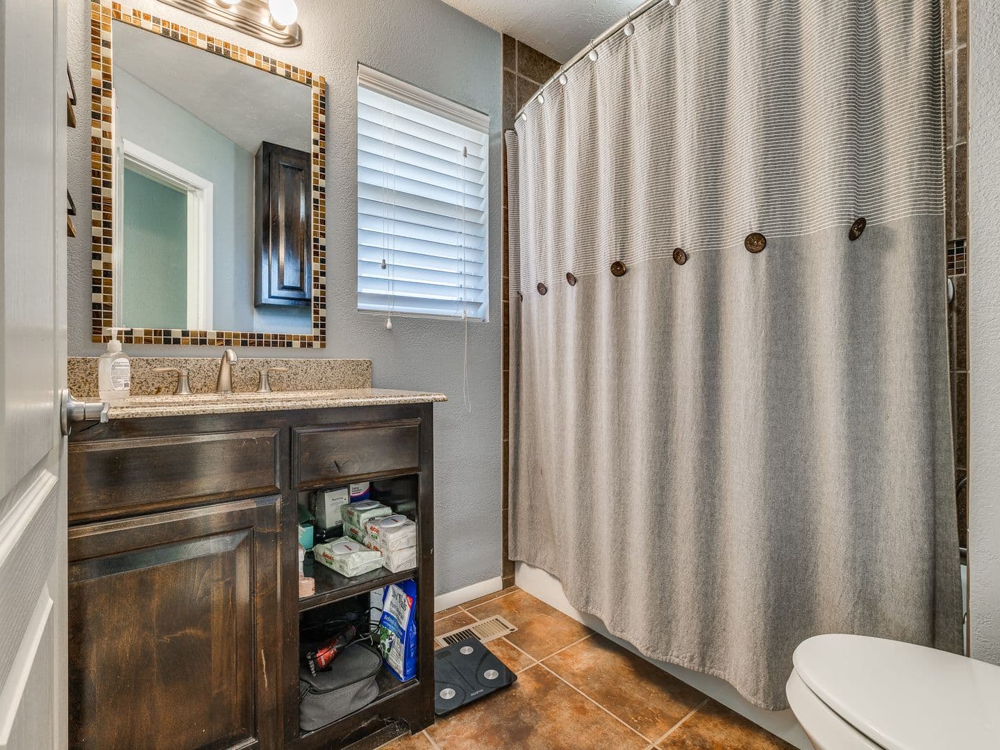 Cave Springs House: 463 E Johnson Ave