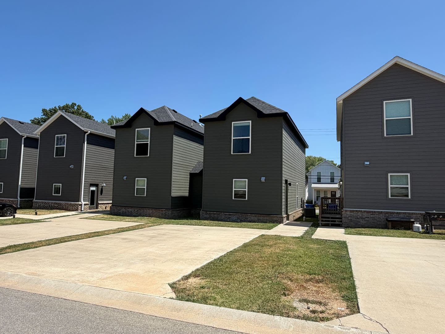 Fayetteville House: 1347 S Duncan