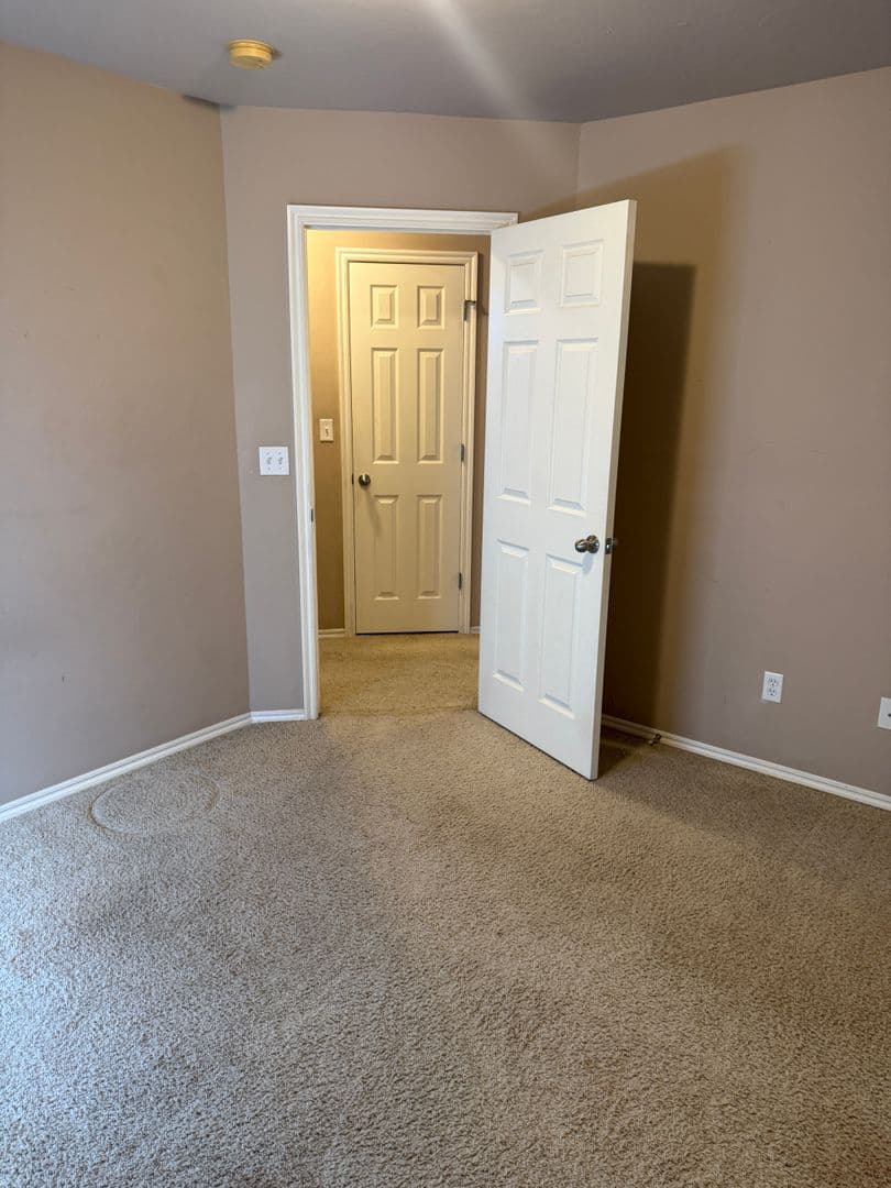 Mustang House: 400 S Castle Ridge Ln