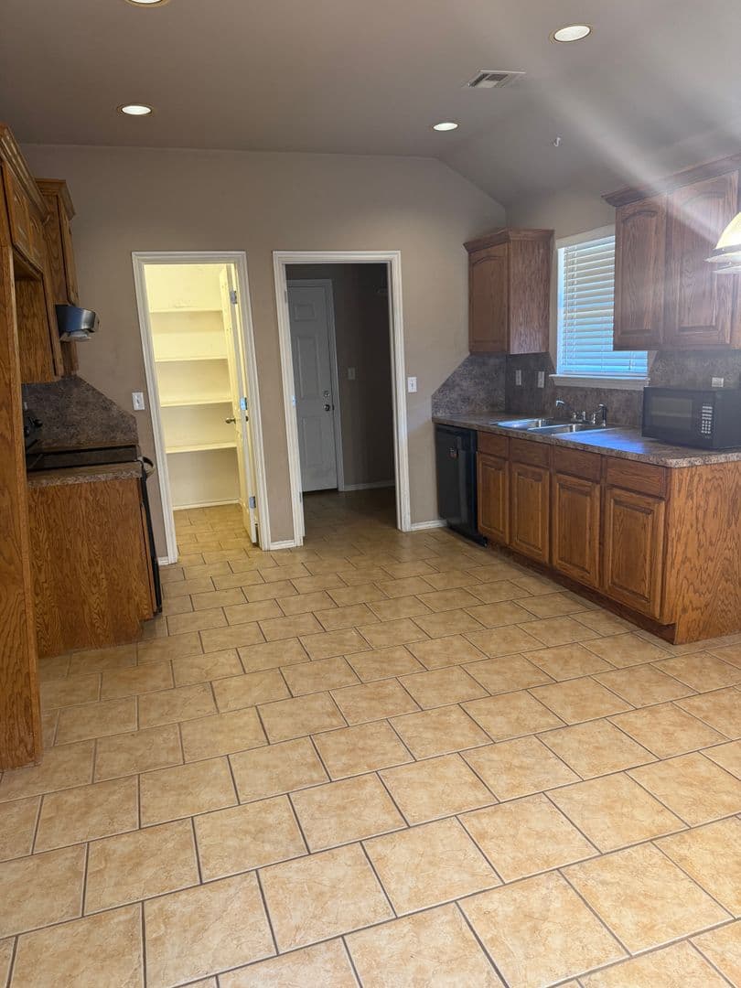Mustang House: 400 S Castle Ridge Ln