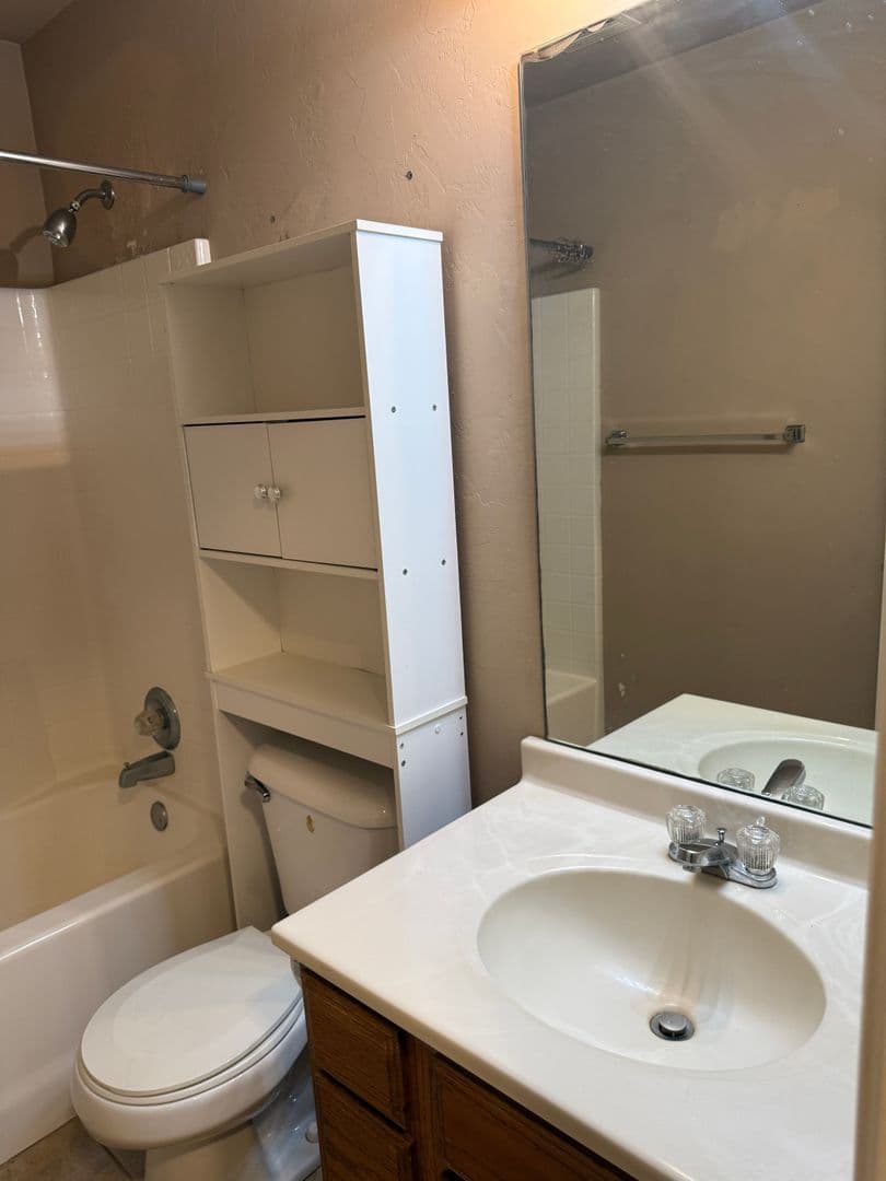 Mustang House: 400 S Castle Ridge Ln