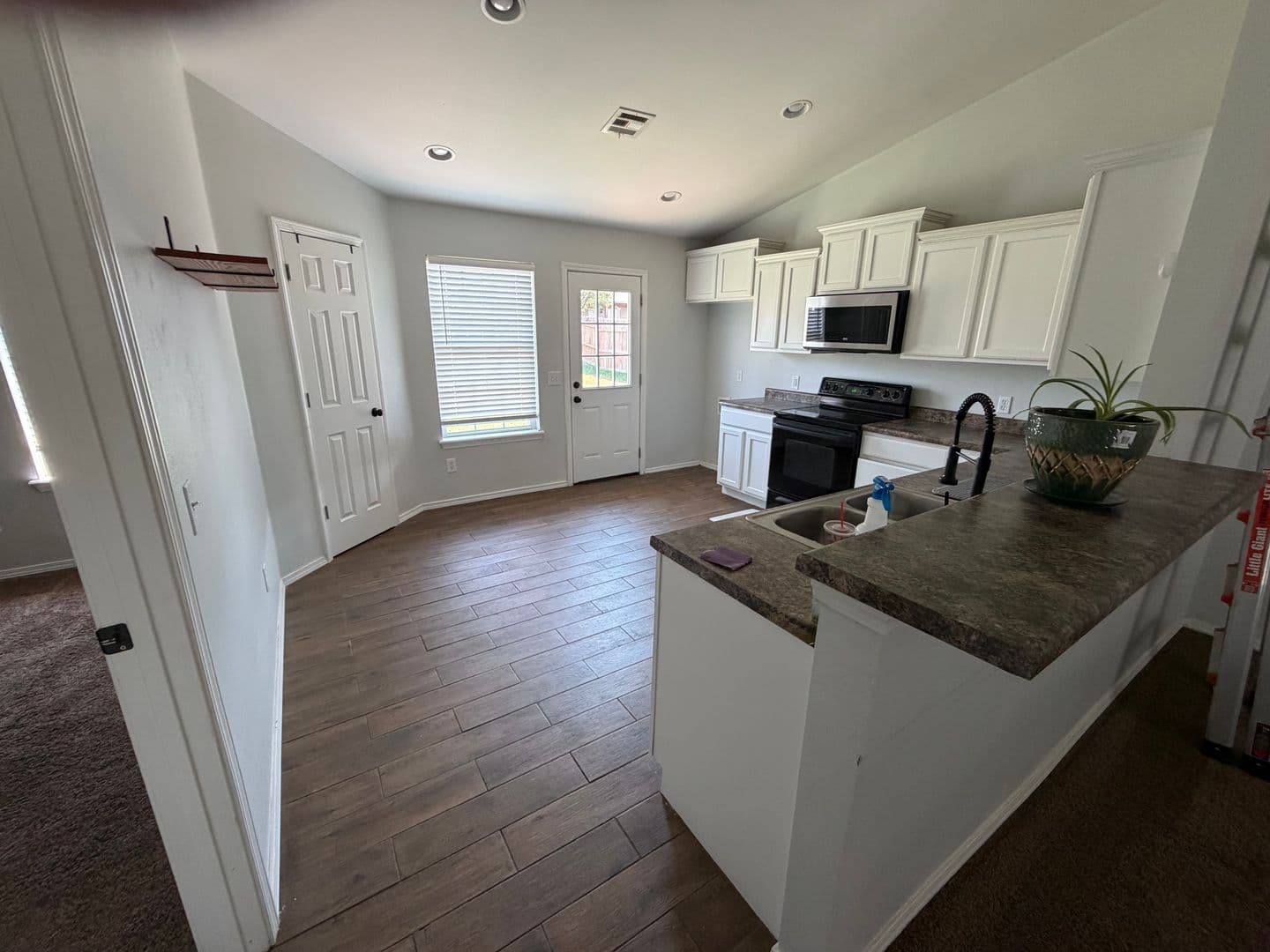 Skiatook House: 517 S Seminole St