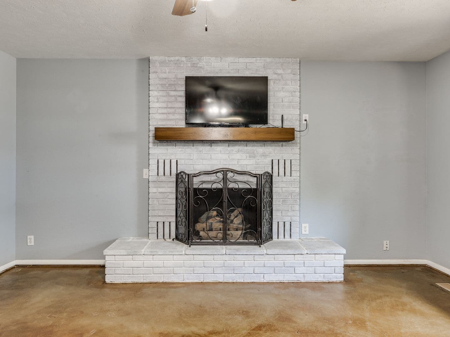 Cave Springs House: 463 E Johnson Ave