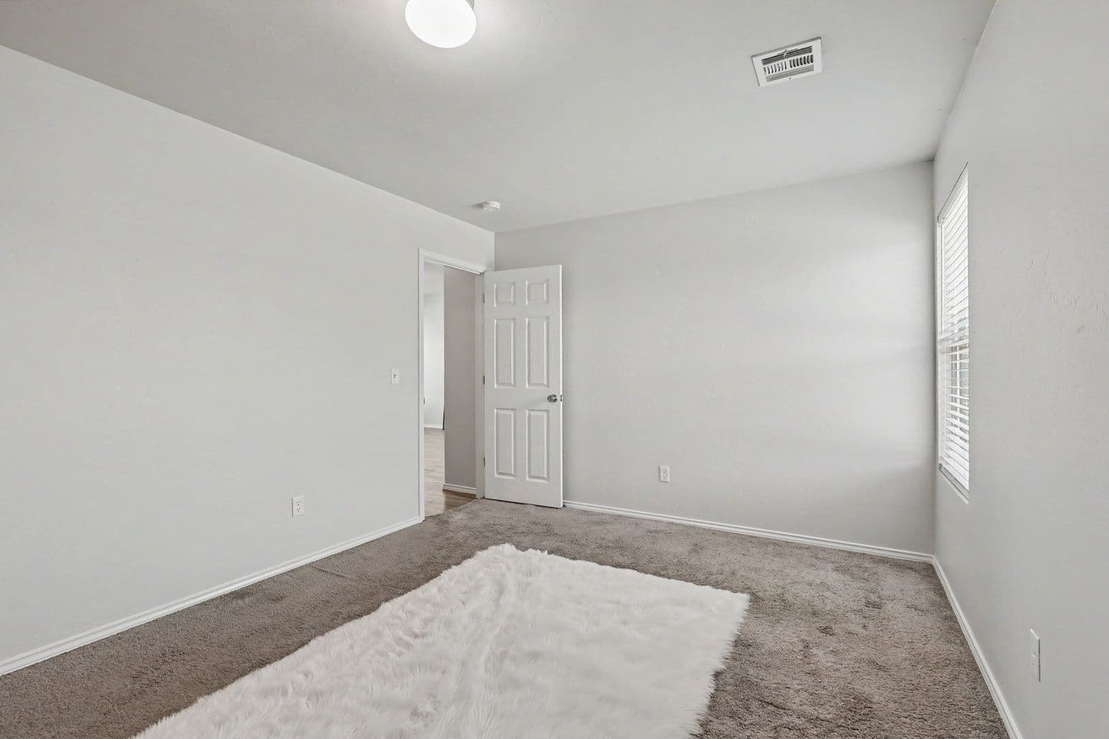 Mustang House: 1007 N Deer Court Way