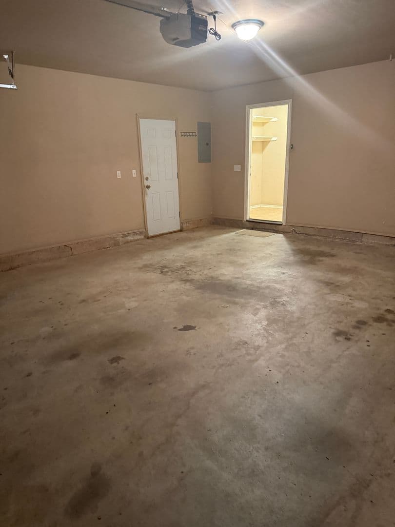 Mustang House: 400 S Castle Ridge Ln