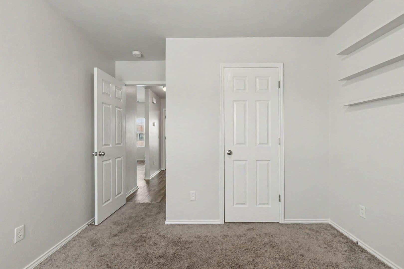 Mustang House: 1007 N Deer Court Way