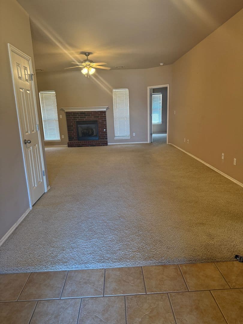 Mustang House: 400 S Castle Ridge Ln