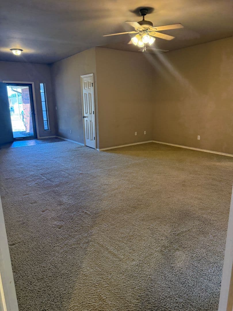 Mustang House: 400 S Castle Ridge Ln