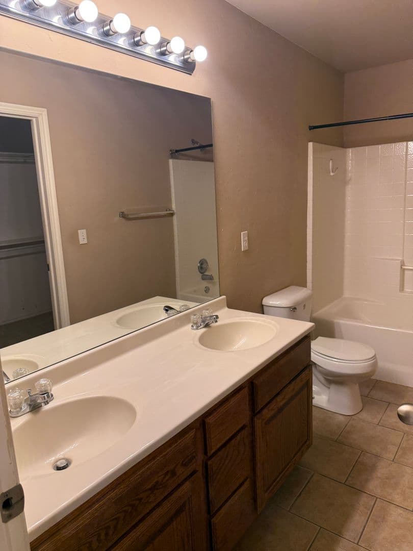 Mustang House: 400 S Castle Ridge Ln