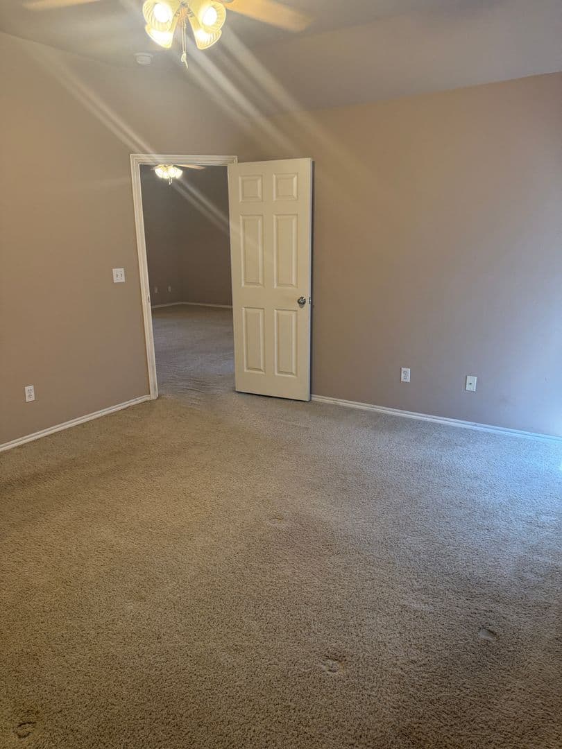 Mustang House: 400 S Castle Ridge Ln