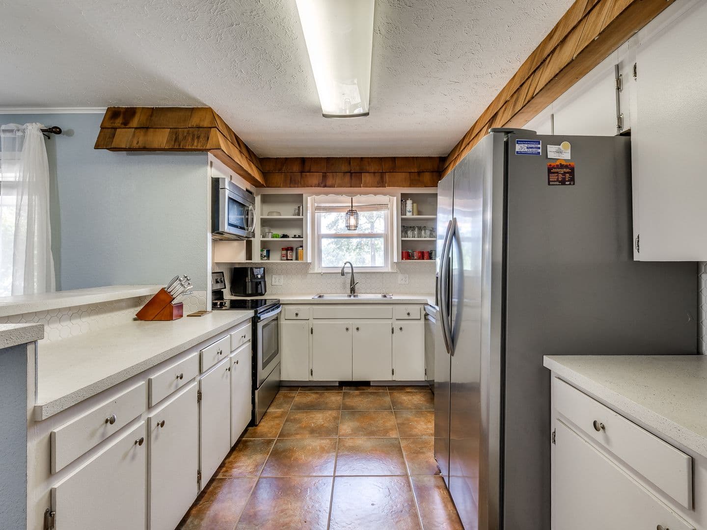Cave Springs House: 463 E Johnson Ave