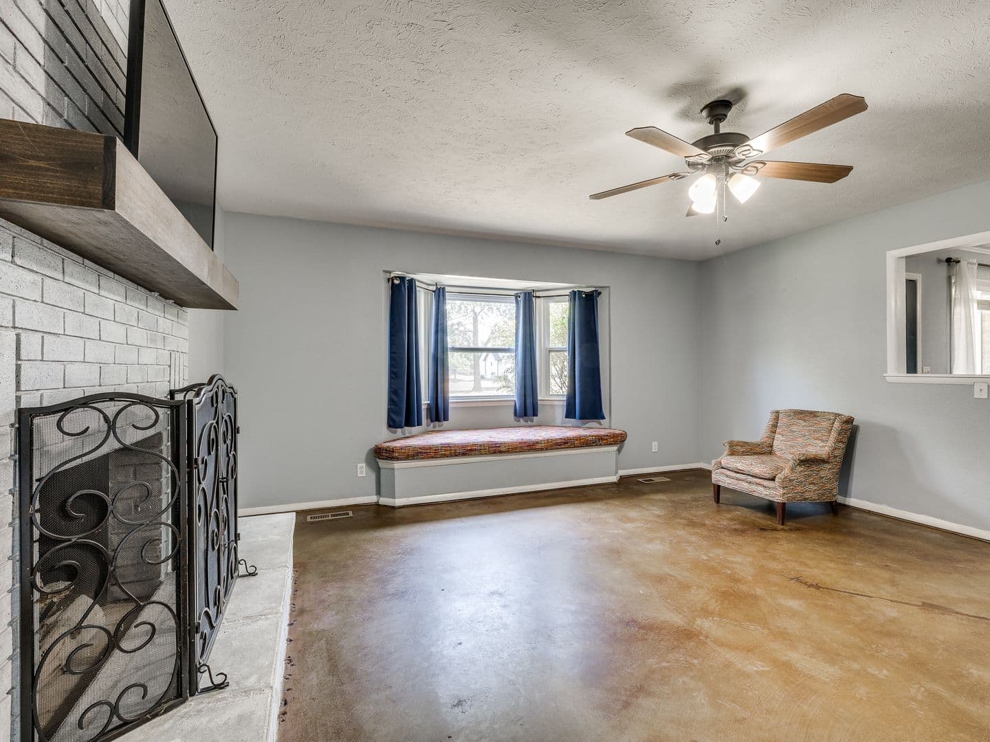 Cave Springs House: 463 E Johnson Ave