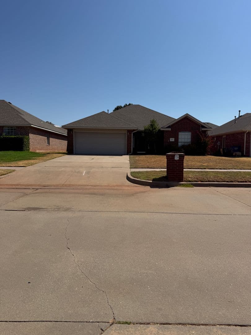 Mustang House: 400 S Castle Ridge Ln