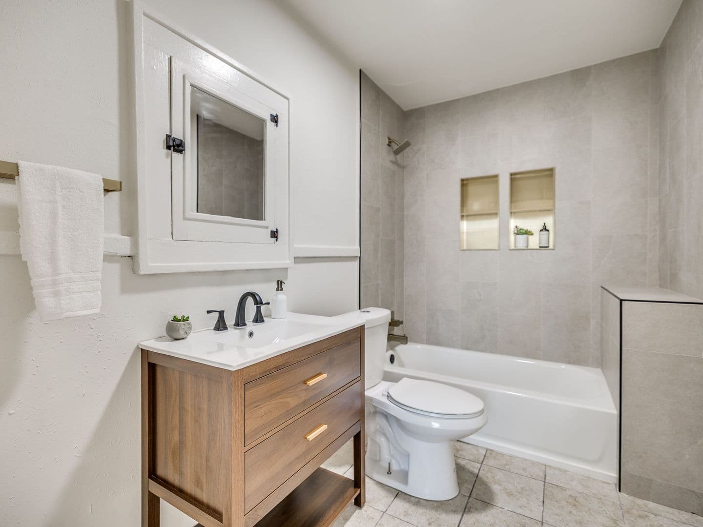 Tulsa House: 64 N Gillette Ave