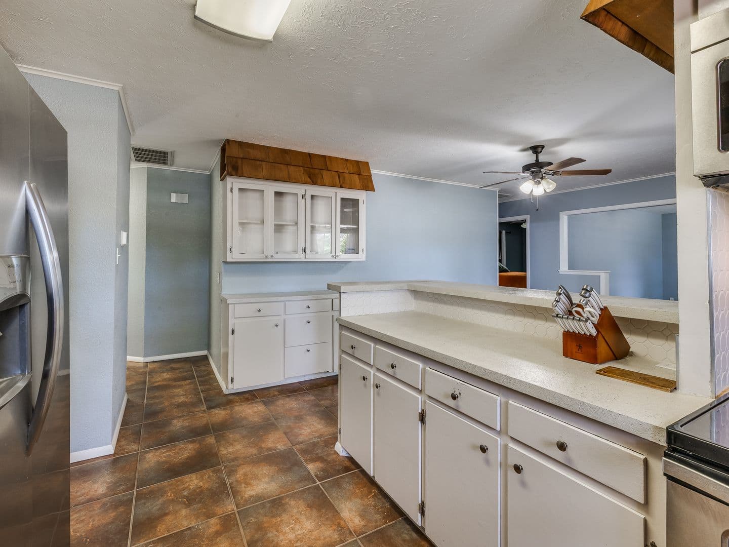 Cave Springs House: 463 E Johnson Ave