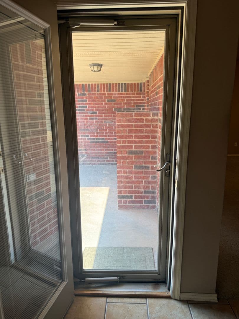 Mustang House: 400 S Castle Ridge Ln