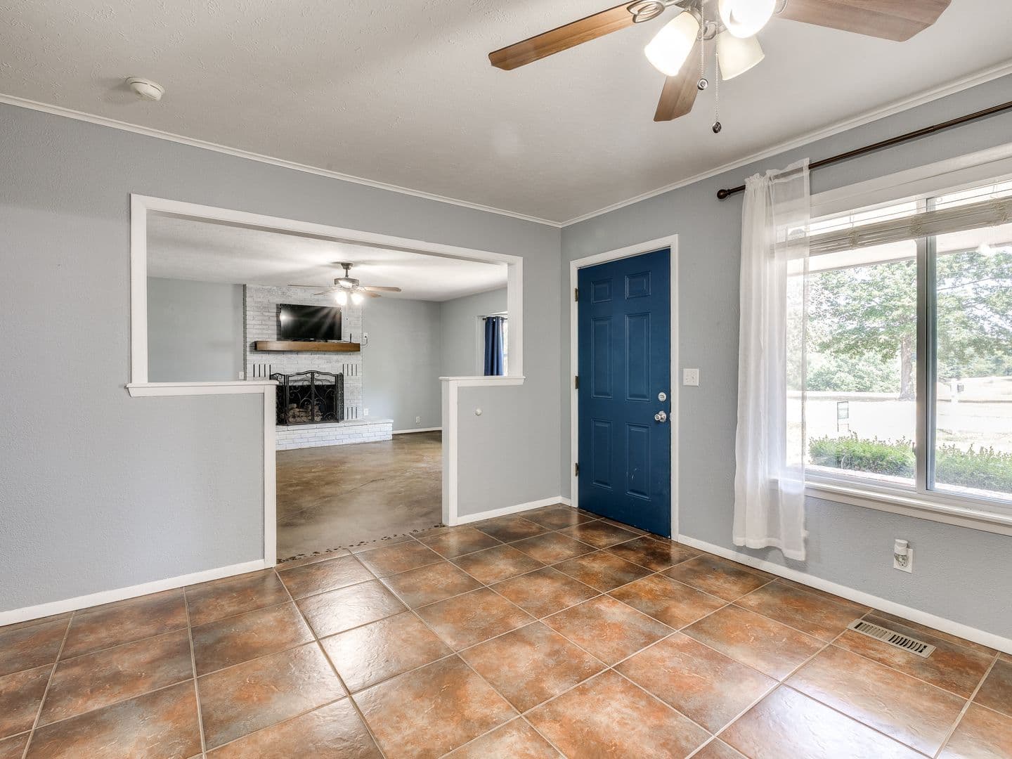 Cave Springs House: 463 E Johnson Ave